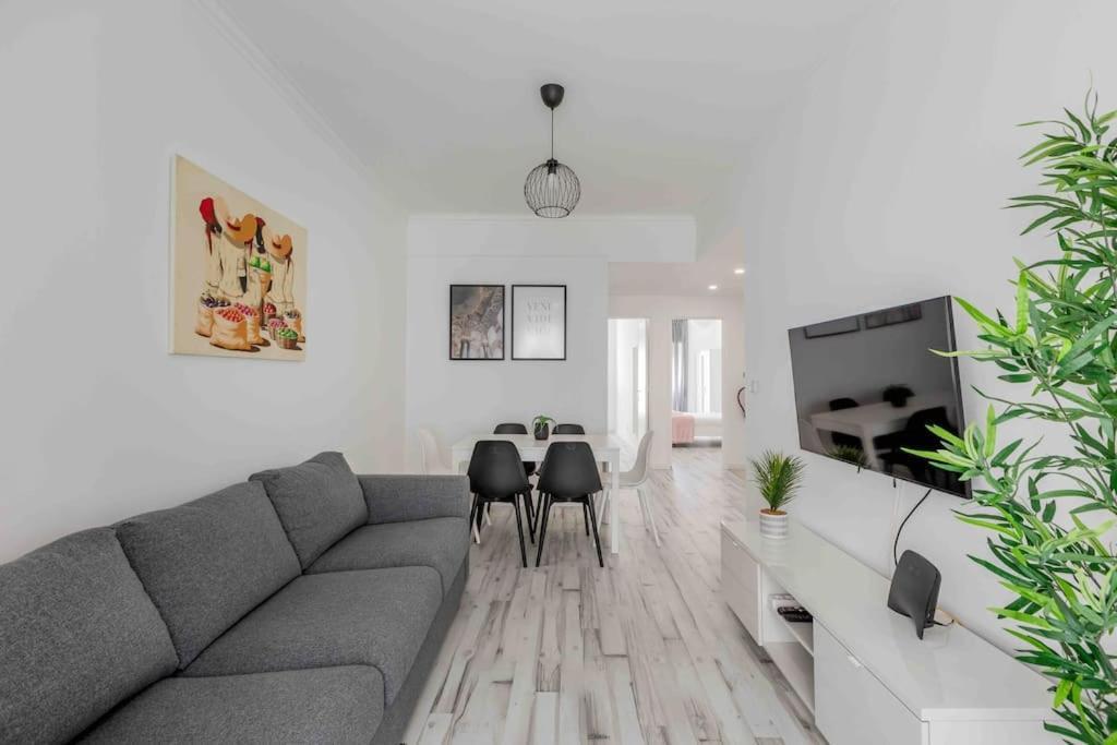 Lovely 3-Bedroom Condo W/ Free Parking On Premises เกลูซ ภายนอก รูปภาพ