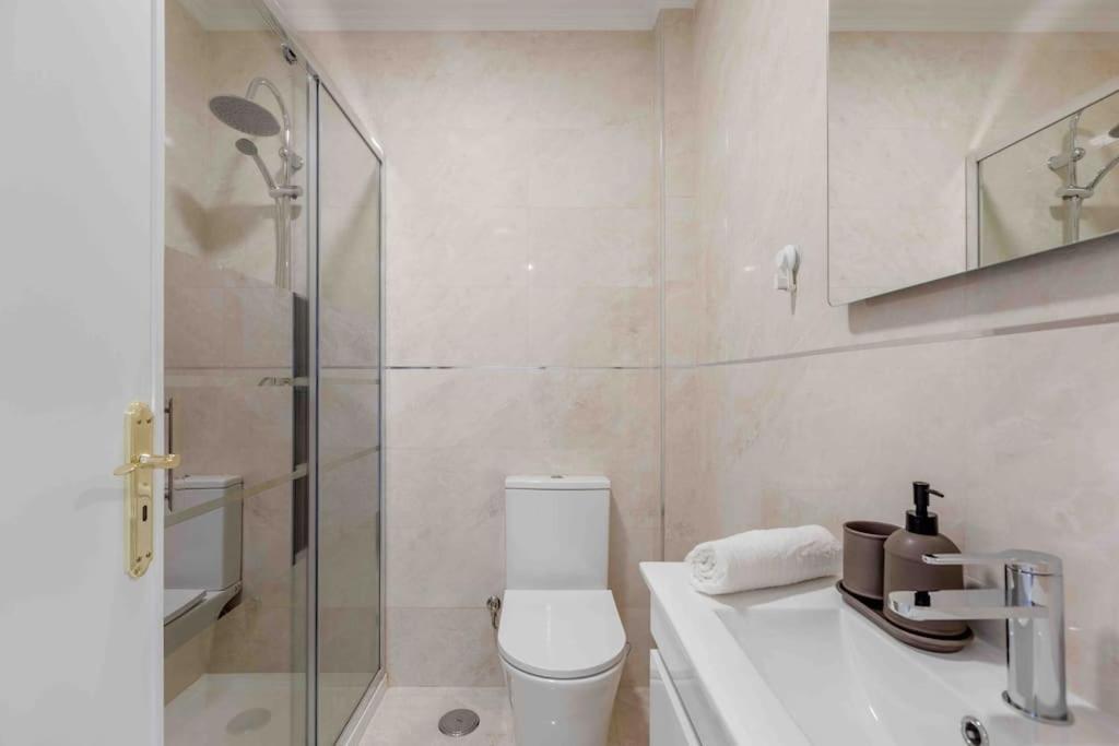 Lovely 3-Bedroom Condo W/ Free Parking On Premises เกลูซ ภายนอก รูปภาพ