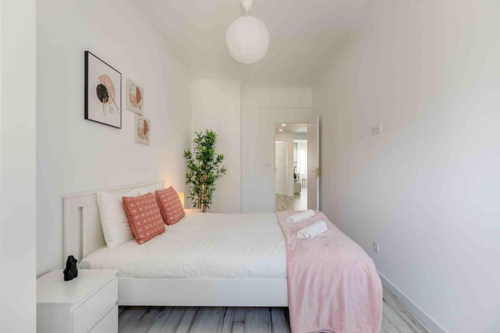 Lovely 3-Bedroom Condo W/ Free Parking On Premises เกลูซ ภายนอก รูปภาพ