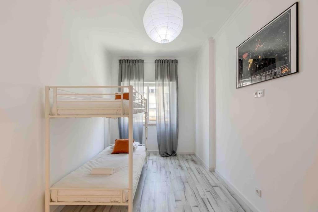 Lovely 3-Bedroom Condo W/ Free Parking On Premises เกลูซ ภายนอก รูปภาพ