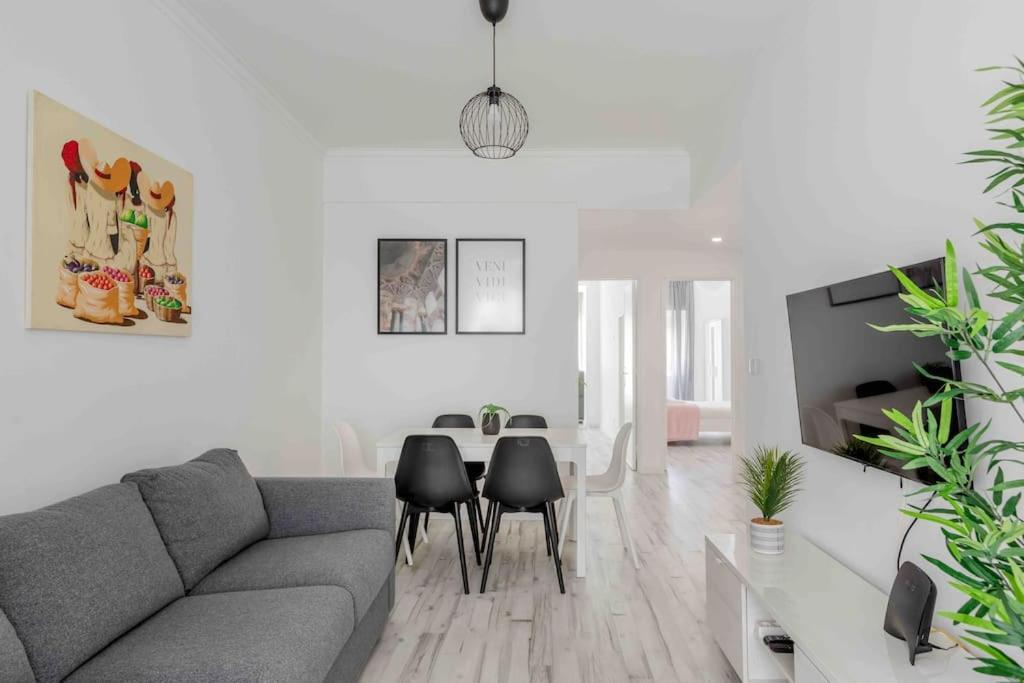 Lovely 3-Bedroom Condo W/ Free Parking On Premises เกลูซ ภายนอก รูปภาพ
