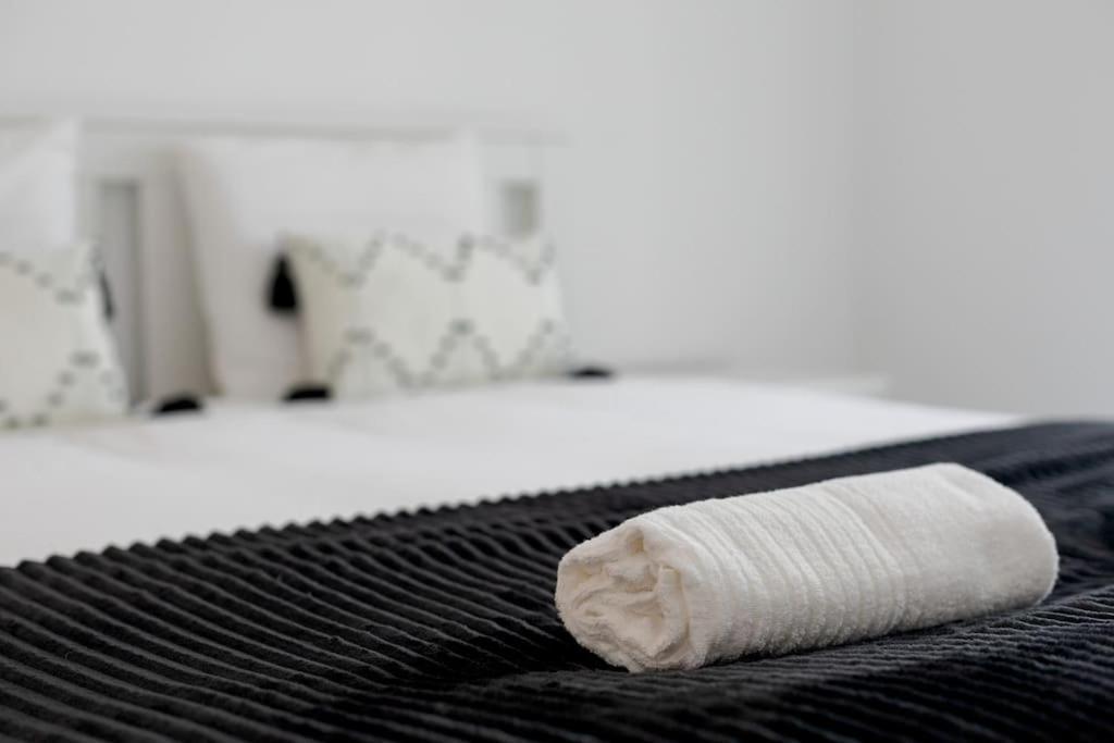 Lovely 3-Bedroom Condo W/ Free Parking On Premises เกลูซ ภายนอก รูปภาพ