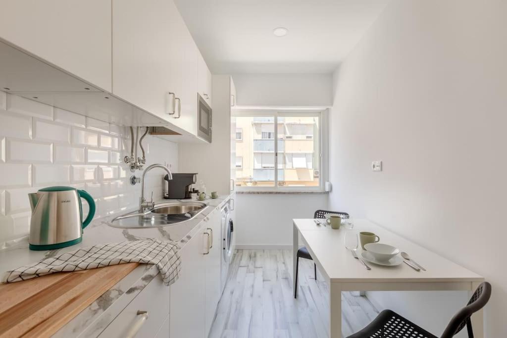 Lovely 3-Bedroom Condo W/ Free Parking On Premises เกลูซ ภายนอก รูปภาพ