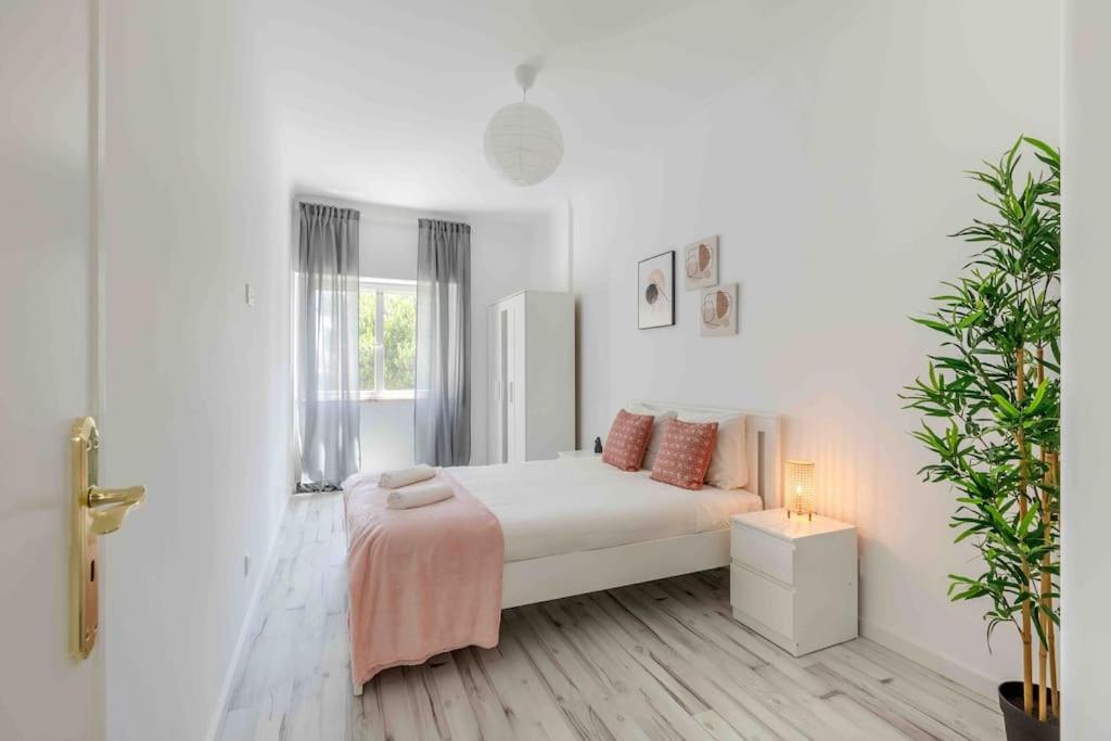 Lovely 3-Bedroom Condo W/ Free Parking On Premises เกลูซ ภายนอก รูปภาพ