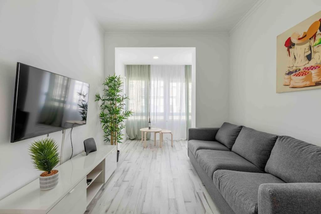 Lovely 3-Bedroom Condo W/ Free Parking On Premises เกลูซ ภายนอก รูปภาพ