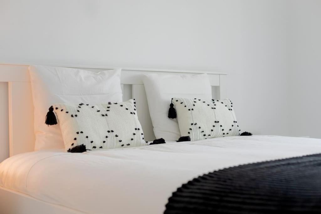 Lovely 3-Bedroom Condo W/ Free Parking On Premises เกลูซ ภายนอก รูปภาพ