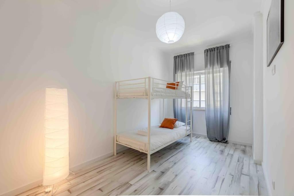 Lovely 3-Bedroom Condo W/ Free Parking On Premises เกลูซ ภายนอก รูปภาพ