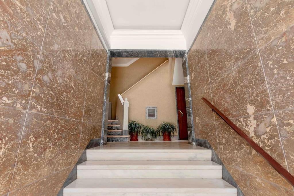 Lovely 3-Bedroom Condo W/ Free Parking On Premises เกลูซ ภายนอก รูปภาพ