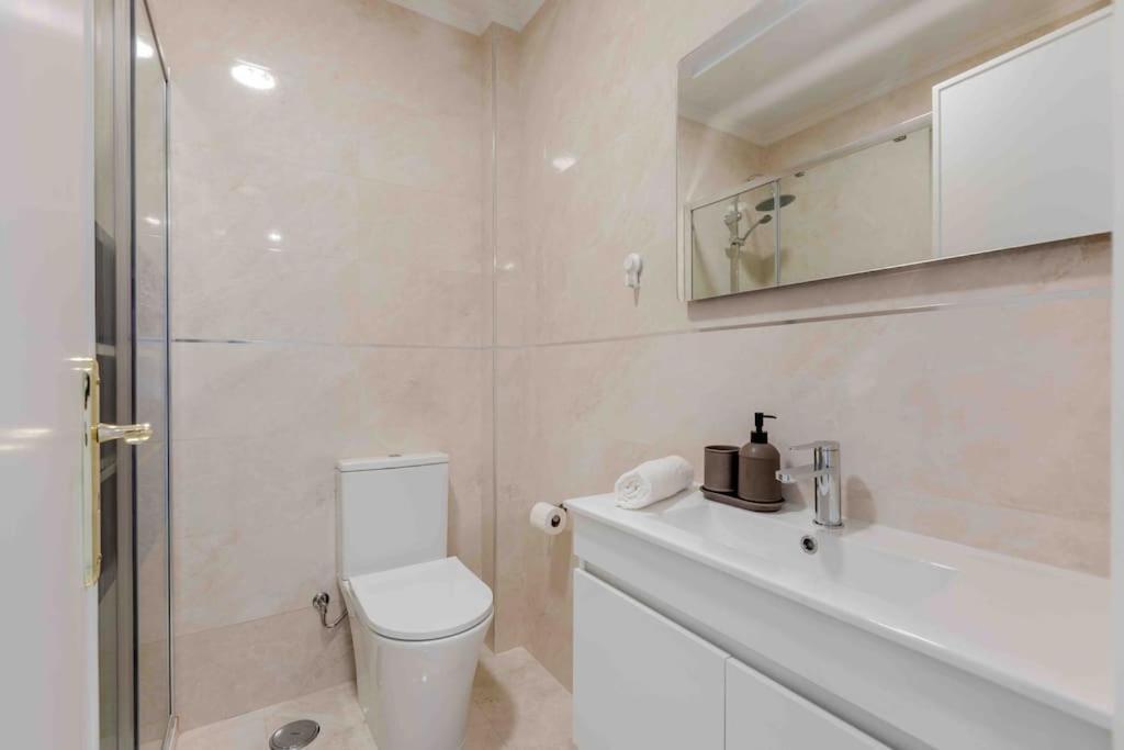 Lovely 3-Bedroom Condo W/ Free Parking On Premises เกลูซ ภายนอก รูปภาพ
