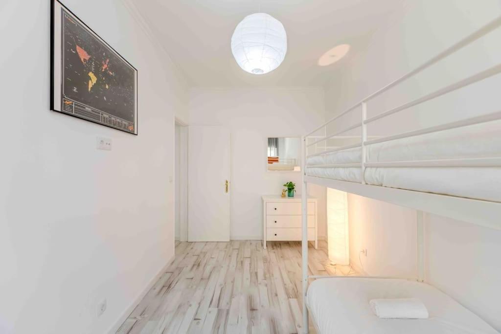 Lovely 3-Bedroom Condo W/ Free Parking On Premises เกลูซ ภายนอก รูปภาพ