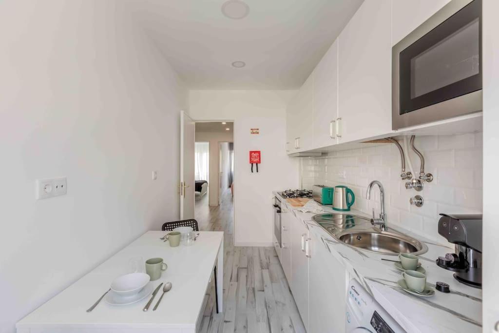 Lovely 3-Bedroom Condo W/ Free Parking On Premises เกลูซ ภายนอก รูปภาพ