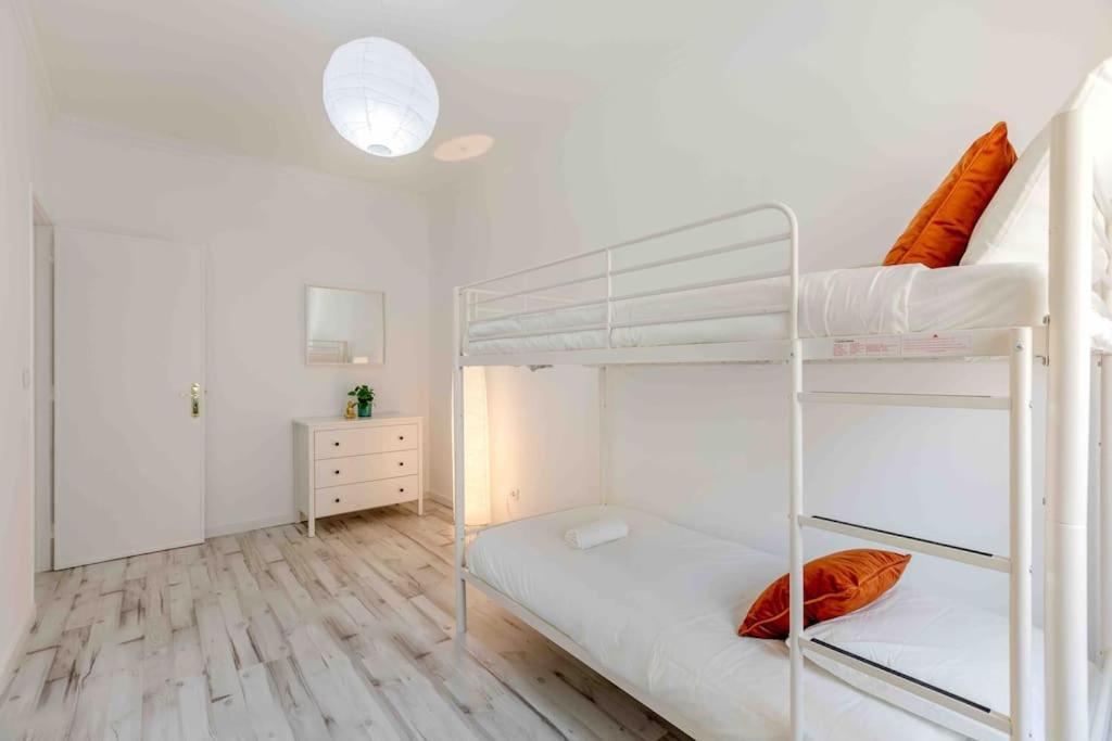 Lovely 3-Bedroom Condo W/ Free Parking On Premises เกลูซ ภายนอก รูปภาพ