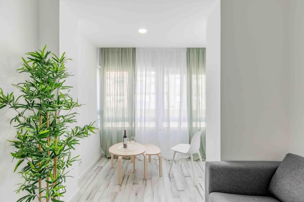 Lovely 3-Bedroom Condo W/ Free Parking On Premises เกลูซ ภายนอก รูปภาพ