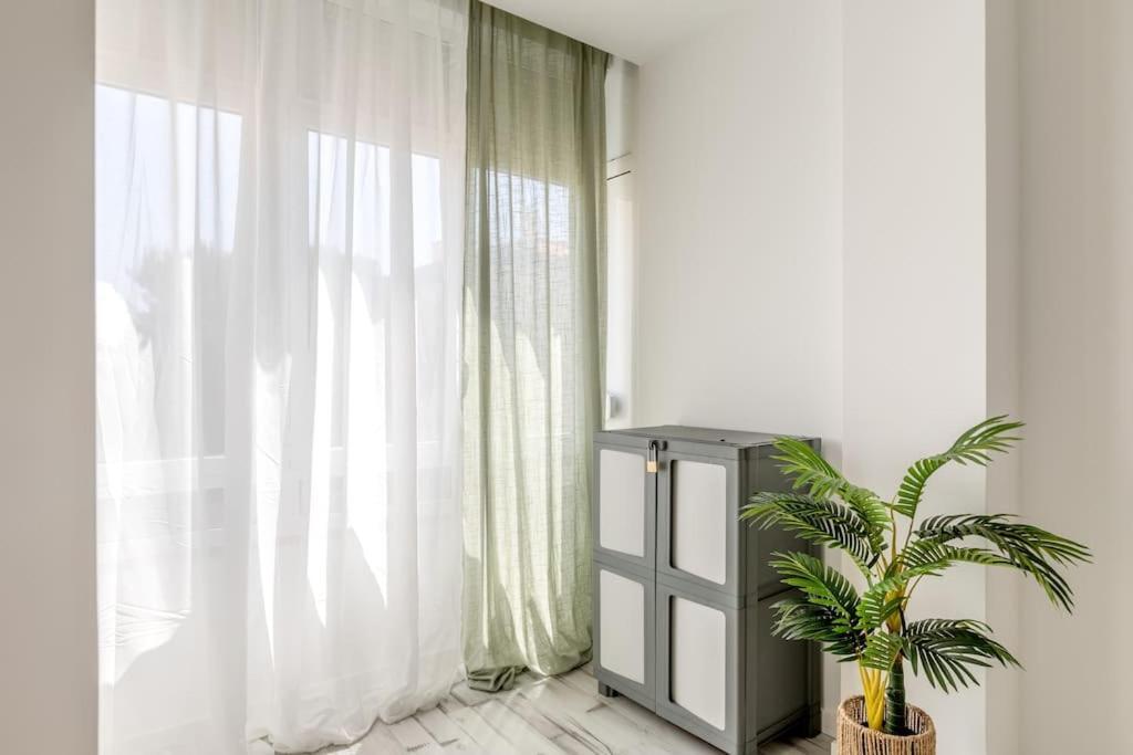 Lovely 3-Bedroom Condo W/ Free Parking On Premises เกลูซ ภายนอก รูปภาพ