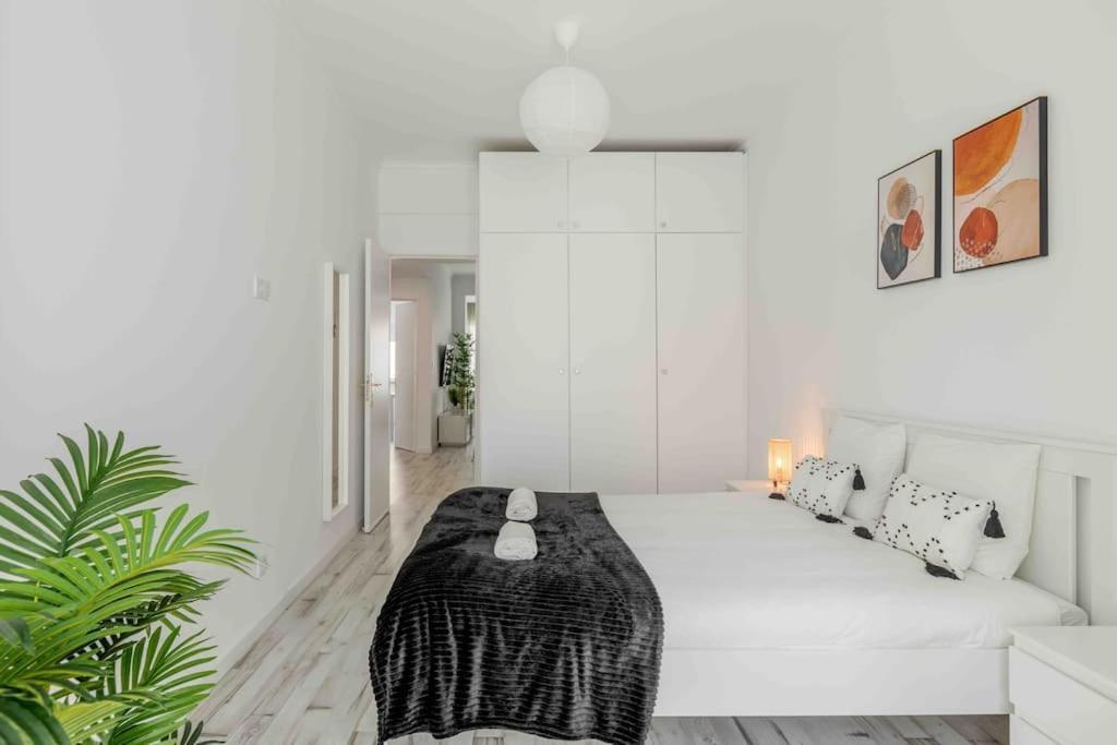 Lovely 3-Bedroom Condo W/ Free Parking On Premises เกลูซ ภายนอก รูปภาพ