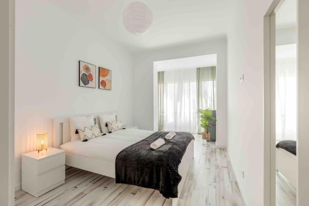 Lovely 3-Bedroom Condo W/ Free Parking On Premises เกลูซ ภายนอก รูปภาพ